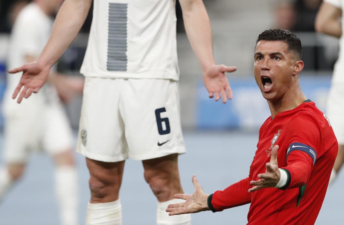 2-0.  Eslovênia encerra sequência de Roberto Martínez com Portugal