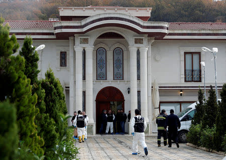 Turkish police forensic experts and plainclothes police officers stand at the entrance of a villa in the Samanli village of the Termal district in the northwestern province of Yalova, Turkey, November 26, 2018, as police search inside in relation to the investigation into the killing of Saudi journalist Jamal Khashoggi. REUTERS/Osman Orsal