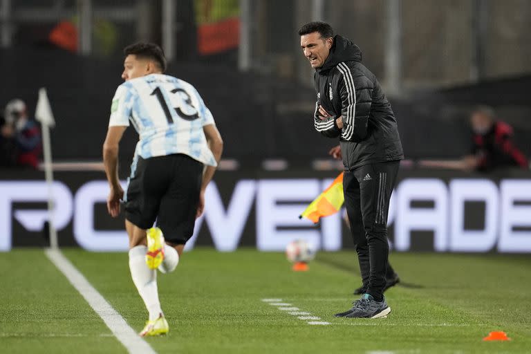 Lionel Scaloni le da indicaciones al lateral derecho Nahuel Molina en el partido ante Bolivia