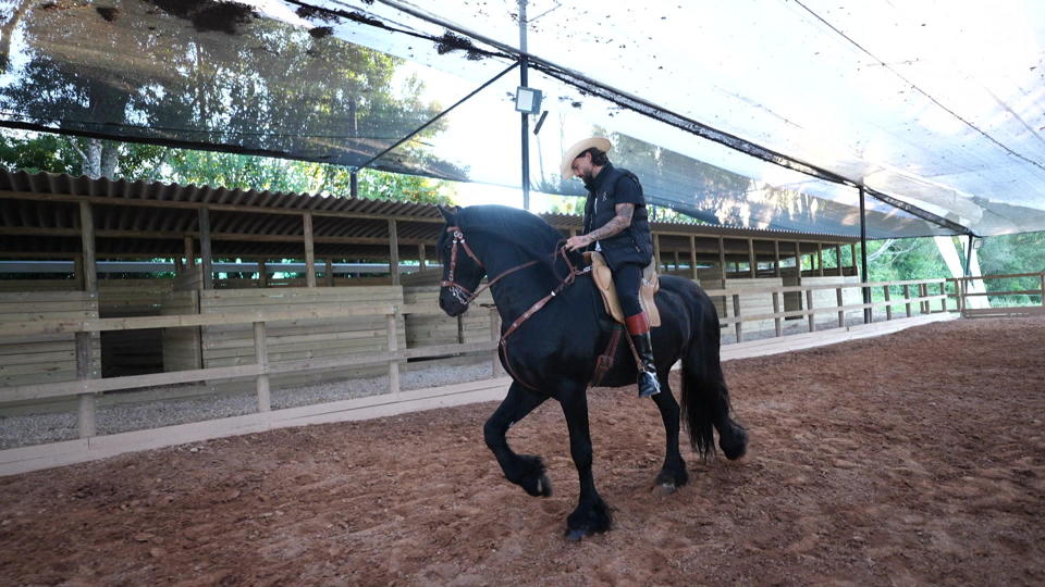 Juan Luis Londoño Arias on one of his show horses.  / Credit: CBS News