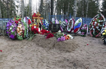 A view shows the grave of Russian serviceman Fyodor Zhuravlyov after the funeral at a cemetery in the village of Paltso, Bryansk region, Russia, November 24, 2015. REUTERS/Maria Tsvetkova