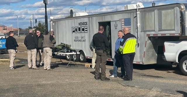 The Monroe Police Bomb Squad investigated a possible pipe bomb Friday afternoon that was discovered near a West Monroe restaurant Friday.