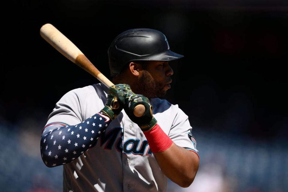 El primera base de los Marlins Jesús Aguilar batea en el primer inning del partido ante los Nacionales, celebrado el 4 de julio de 2022 en Washington.