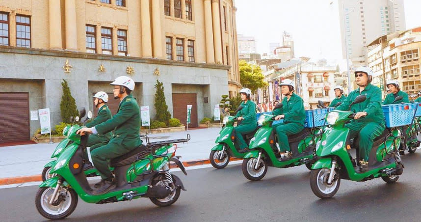 中華郵政明年將跟進軍公教調薪，圖為郵務士騎乘電動車出發工作。（圖／本報資料照片）