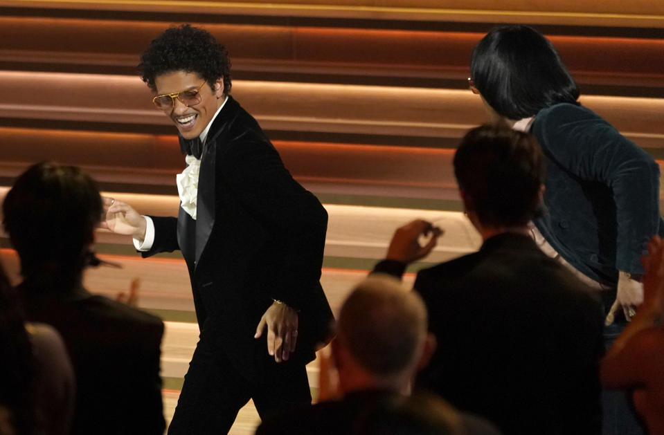 Bruno Mars, izquierda, y Anderson .Paak, de Silk Sonic, suben al escenario a recibir el Grammy a la canción del año por "Leave the Door Open", el domingo 3 de abril de 2022 en Las Vegas. (Foto AP/Chris Pizzello)