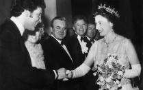 Tom Jones und Elizabeth II. bei einem Shakehands 1968 im Londoner Palladium. Jones und die Queen trafen sich im Lauf der folgenden Jahrzehnte noch diverse Male. (Bild: Mirrorpix/Getty Images)