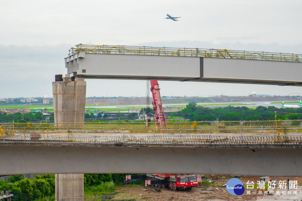 國2甲線航空城路段高架橋施工作業情形。