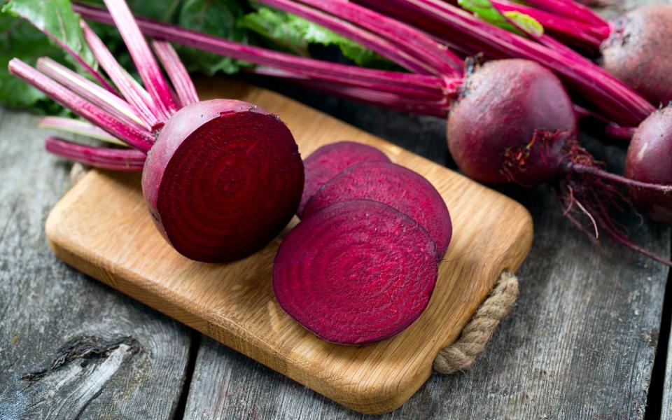 Die Rote Beete ist ein richtiges heimisches Superfood. Mit einer Mischung aus Magnesium, Kalium, Kalzium, Eisen, Folsäure und Vitamin C ist sie ein richtiges Powerpaket. Der sekundäre Pflanzenstoff Betain sorgt für Entgiftung und eine bessere Verdauung. Außerdem wird die Serotoninausschüttung gesteigert, was die tolle Knolle zu einem richtigen Stimmungsmacher werden lässt. (Bild: iStock / dianazh)