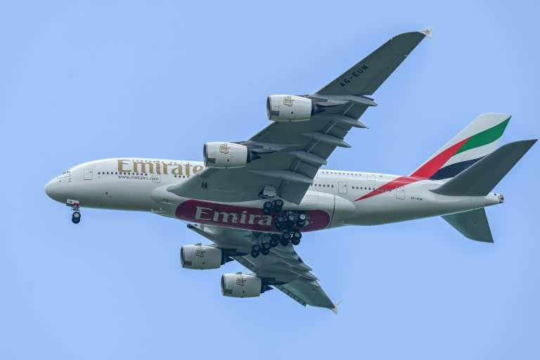 Un avión Airbus A380 de la compañía Emirates se dispone a aterrizar en el aeropuerto de Singapur el 24 de marzo de 2024 (Roslan Rahman)