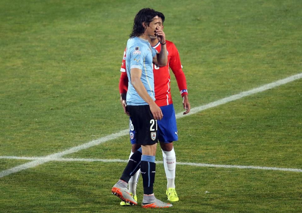 El marcador chileno Gonzalo Jara (detrás) provocando al atacante uruguayo Edinson Cavani (delate) durante el partido en cuartos de final de la Copa América en Santiago, el 24 de junio de 2015 (AFP | Claudio Reyes)