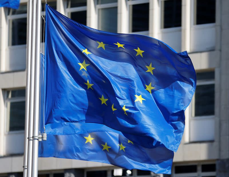 FOTO DE ARCHIVO. Las banderas de la Unión Europea ondean frente a la sede de la Comisión Europea en Bruselas, Bélgica