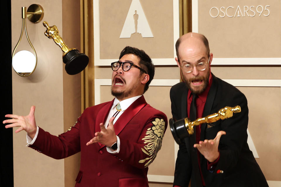 Ein cooles Duo, nur leider ist ihr Film nicht so gut, wie man angesichts der vielen Oscars meinen könnte: Das Regie-Duo Daniel Kwan und Daniel Scheinert. (Bild: REUTERS/Mike Blake)