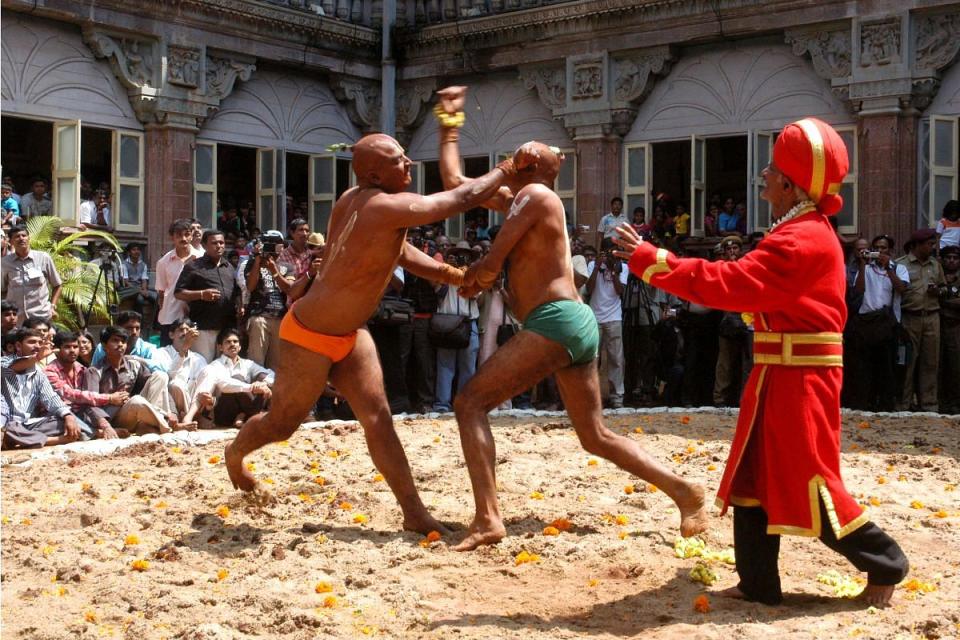 Vajramushti wrestlers in battle.