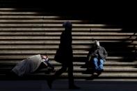 <p>Ein Obdachloser schläft auf den Stufen der Federal Hall an der Wall Street in New York. (Bild: Brendan McDermid/Reuters) </p>