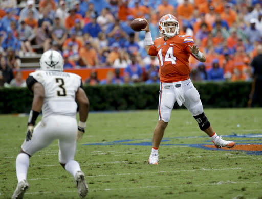 Luke Del Rio (R) has once again suffered a season-ending injury. (AP Photo/John Raoux)