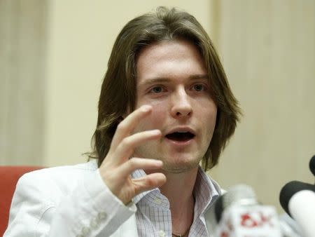 Raffaele Sollecito gestures as he speaks during a news conference in Rome July 1, 2014. REUTERS/Remo Casilli