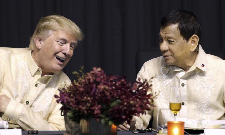 Donald Trump talks with Rodrigo Duterte in 2017.