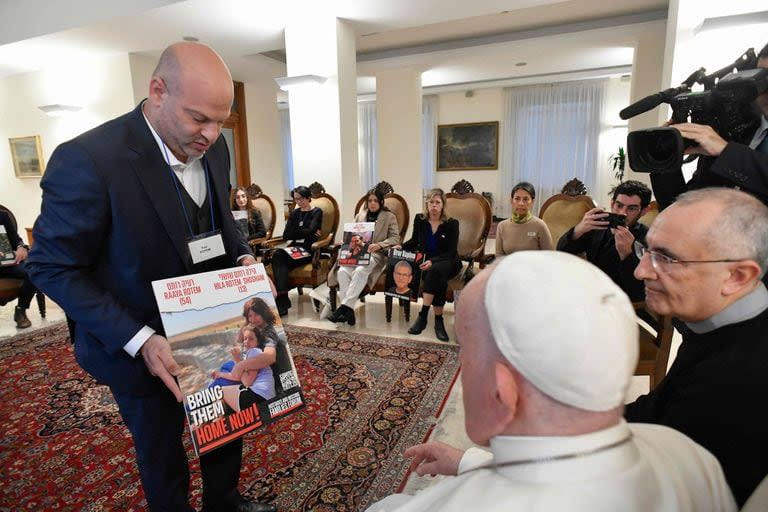 El papa Francisco, en su encuentro en el Vaticano con familiares de rehenes israelíes. (Divisione Produzione Fotografica / VATICAN MEDIA / AFP)