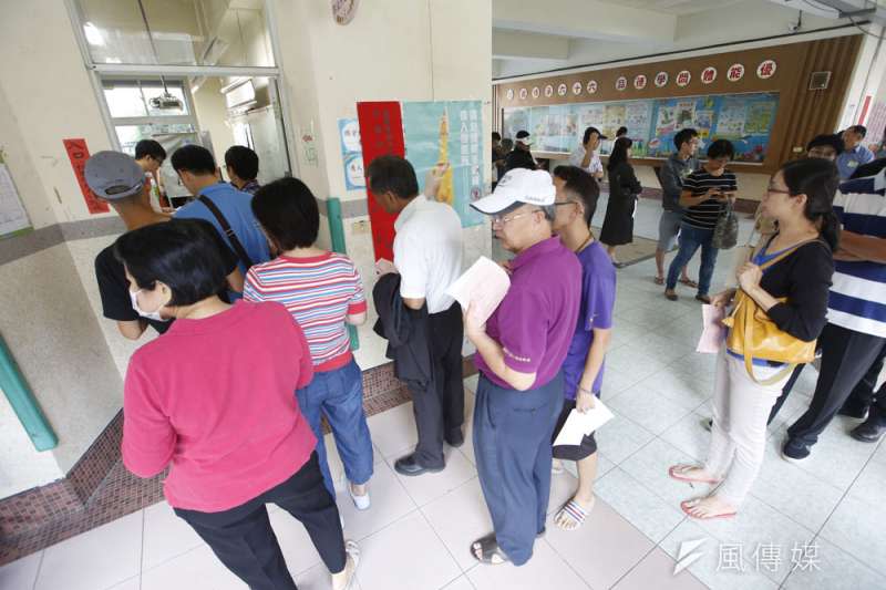 11月24日投票日當天，民眾得花長時間排隊，不少老人、身障者知難而退。（郭晉瑋攝）