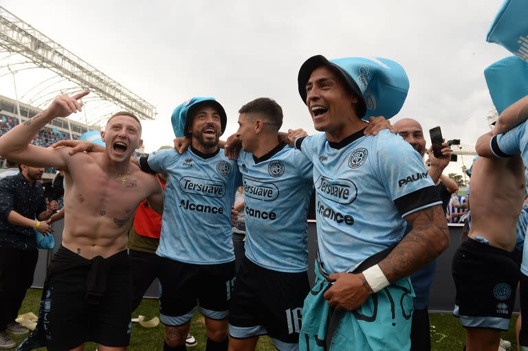 Fabián Bordagaray (primero de derecha a izquierda) junto a sus compañeros en los festejos tras el ascenso de Belgrano