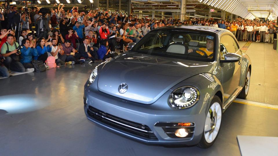 Das letzte Exemplar des VW-Beetles, das in der mexikanischen Stadt Puebla produziert wurde. Foto: Alex Bertheau/Volkswagen Mexico