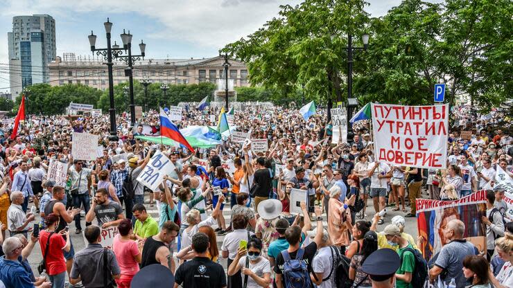 Menschen halten bei einer Demonstration zur Unterstützung von Sergej Furgal, dem Gouverneur der Region Chabarowsk, Flaggen und Plakate, unter anderem mit der Aufschrift „Putin, du hast unser Vertrauen verloren“, in die Höhe. Foto: dpa