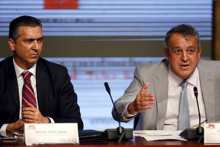 Venezuela's Oil Minister and president of the Venezuelan state oil company PDVSA Eulogio del Pino (R) speaks next to Venezuela's Economy and Productivity Vice President Miguel Perez Abad during a meeting with Venezuela's President Nicolas Maduro and representatives of international and national mining companies, at the headquarters of the Venezuelan Central Bank in Caracas February 24, 2016. REUTERS/Carlos Garcia Rawlins