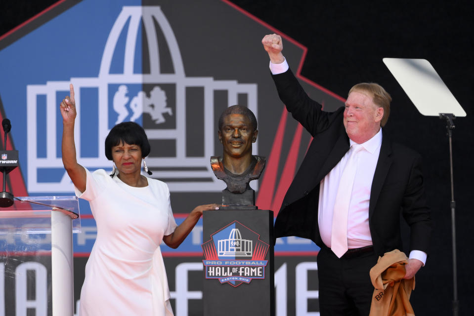 Mark Davis, right, and Elaine Anderson, Cliff Branch's sister, unveil the bust of the former NFL player Cliff Branch during an induction ceremony at the Pro Football Hall of Fame in Canton, Ohio, Saturday, Aug. 6, 2022. (AP Photo/David Richard)