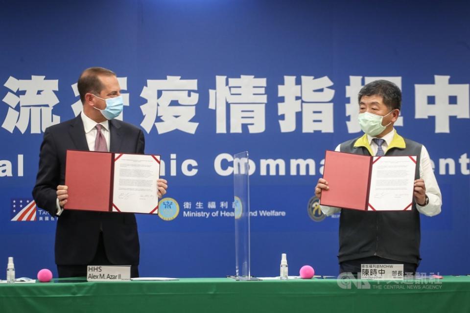 台灣與美國10日首度簽署醫衛合作瞭解備忘錄，由美國衛生部長阿查爾（左）與衛生福利部長陳時中（右）共同見證。(中央社資料照)