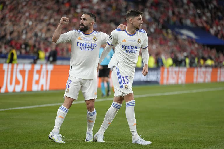 Dani Carvajal festeja con Federico Valverde 