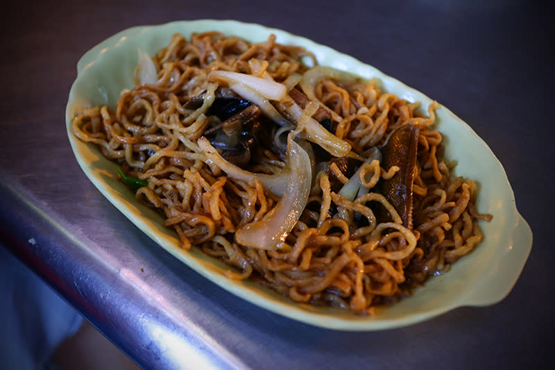 就說在台南一餐不要吃太飽，你看轉角又是香噴噴的生炒鱔魚意麵，不叫盤嗑嗑簡直對不起自己！