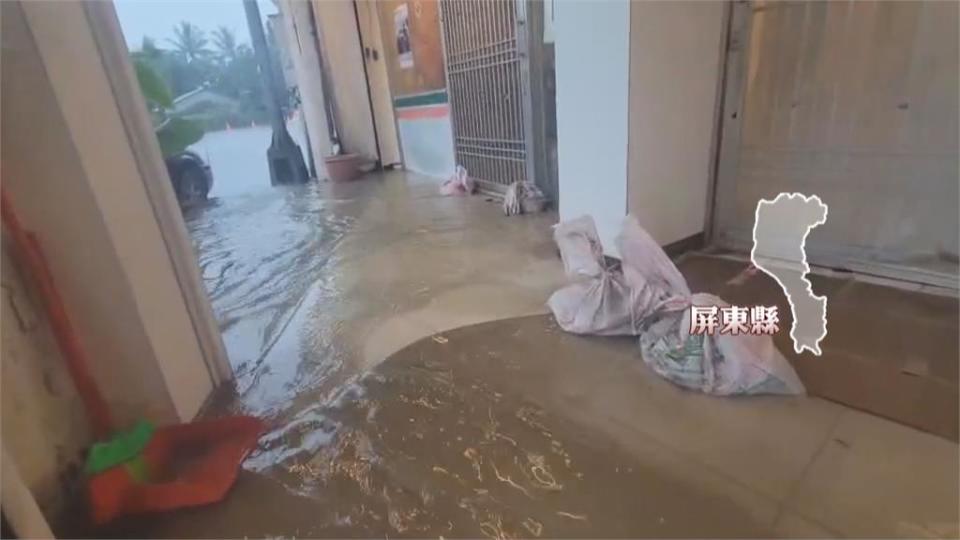 雨襲高雄！大樓強勁風切讓民眾雨傘開花 　騎車像水上摩托車