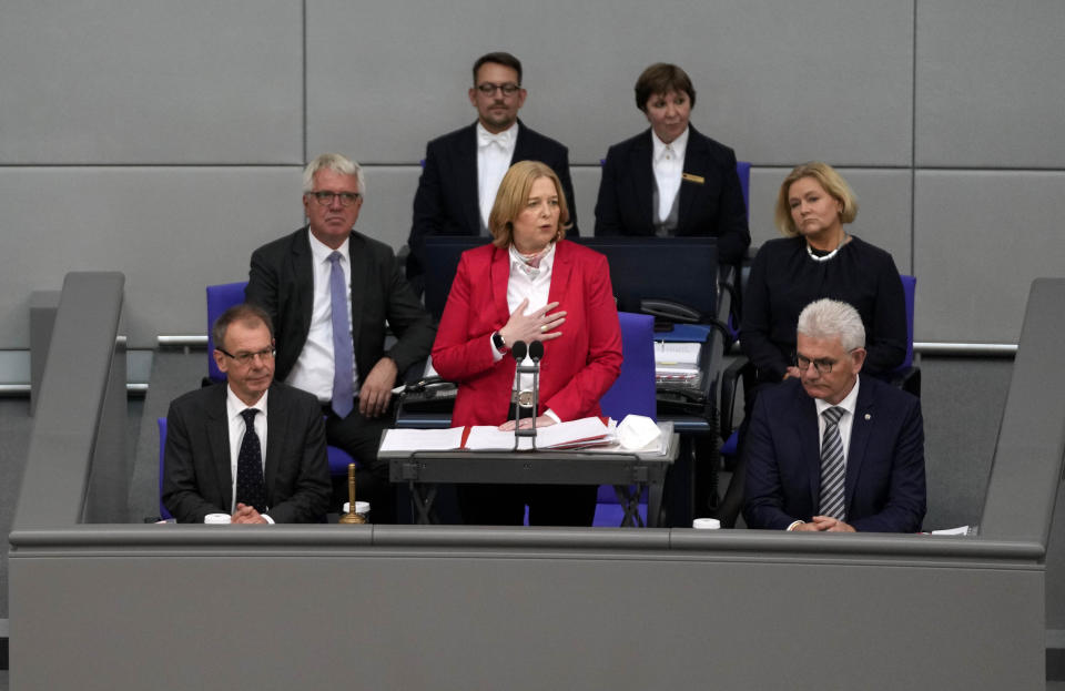 Baerbel Bas, center, speaks after she was elected new parliament president during the first plenary session of the German parliament Bundestag after the elections, Berlin, Tuesday, Oct. 26, 2021.(Photo/Markus Schreiber)