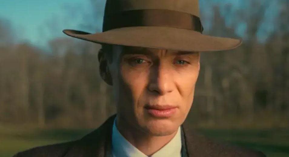 Cillian Murphy encarnando a J. Robert Oppenheimer en Oppenheimer.