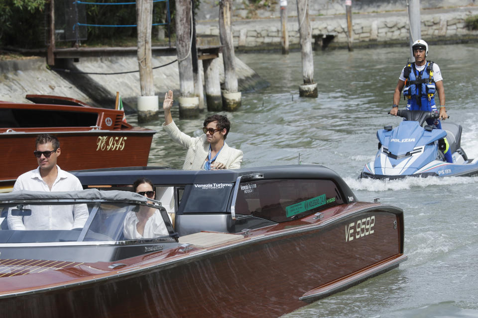 Harry Styles saluda a su llegada a la sesión de la película “Don't Worry Darling” en la 79a edición del Festival de Cine de Venecia en Venecia, Italia, el 5 de septiembre de 2022. (Foto Dejan Jankovic/Invision/AP)