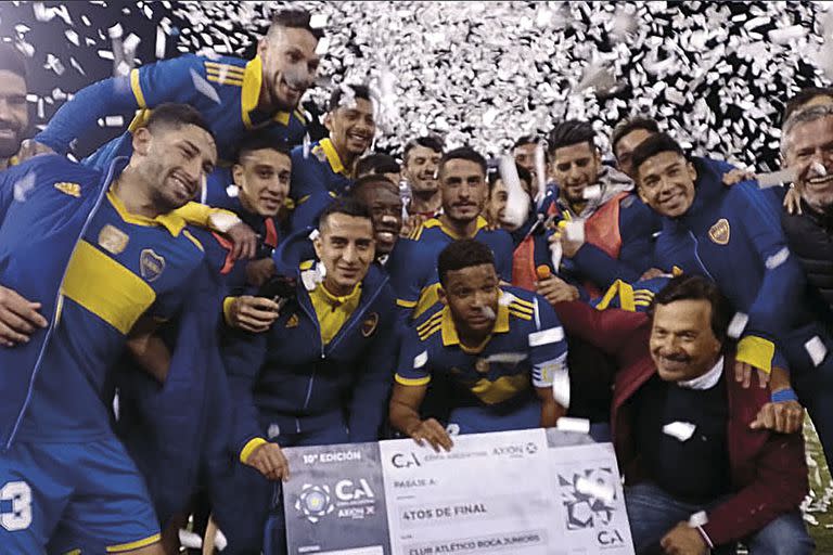 La celebración del plantel de Boca en Salta, tras el pase a los cuartos de final de la Copa Argentina