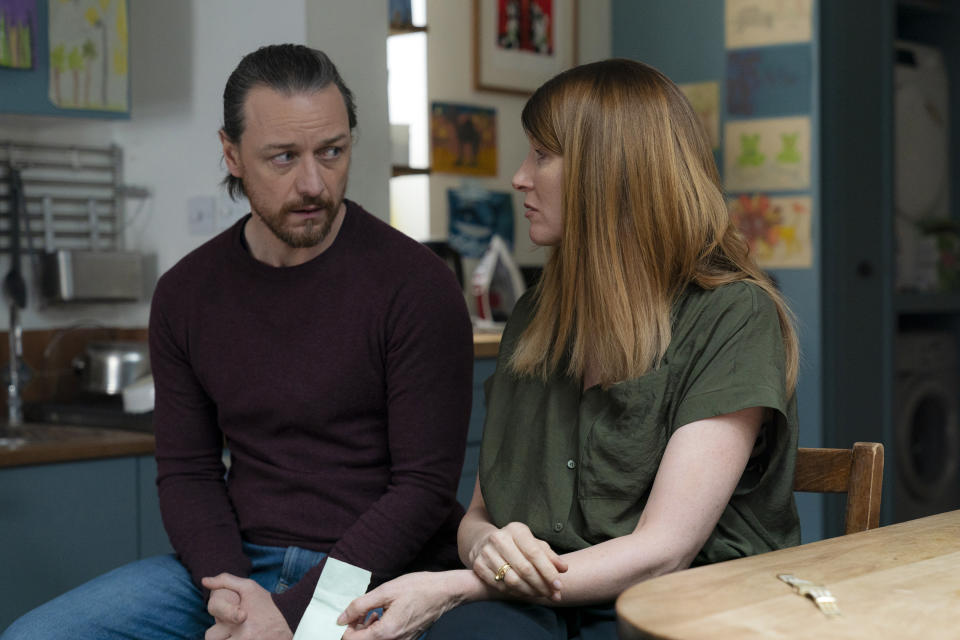 En esta imagen proporcionada por Bleecker Street James McAvoy, izquierda, y Sharon Horgan en una escena de "Together". (Peter Mountain/Bleecker Street via AP)