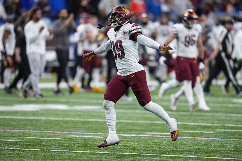 El safety Jeremy Reaves, de los Commanders de Washington, festeja el triunfo ante los Colts, en Indianápolis, el domingo 30 de octubre de 2022. (AP Foto/Darron Cummings)