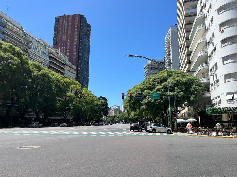 Avenida del Libertador y Coronel Díaz, una postal inusual sin tránsito para un día de semana, incluso en pleno verano