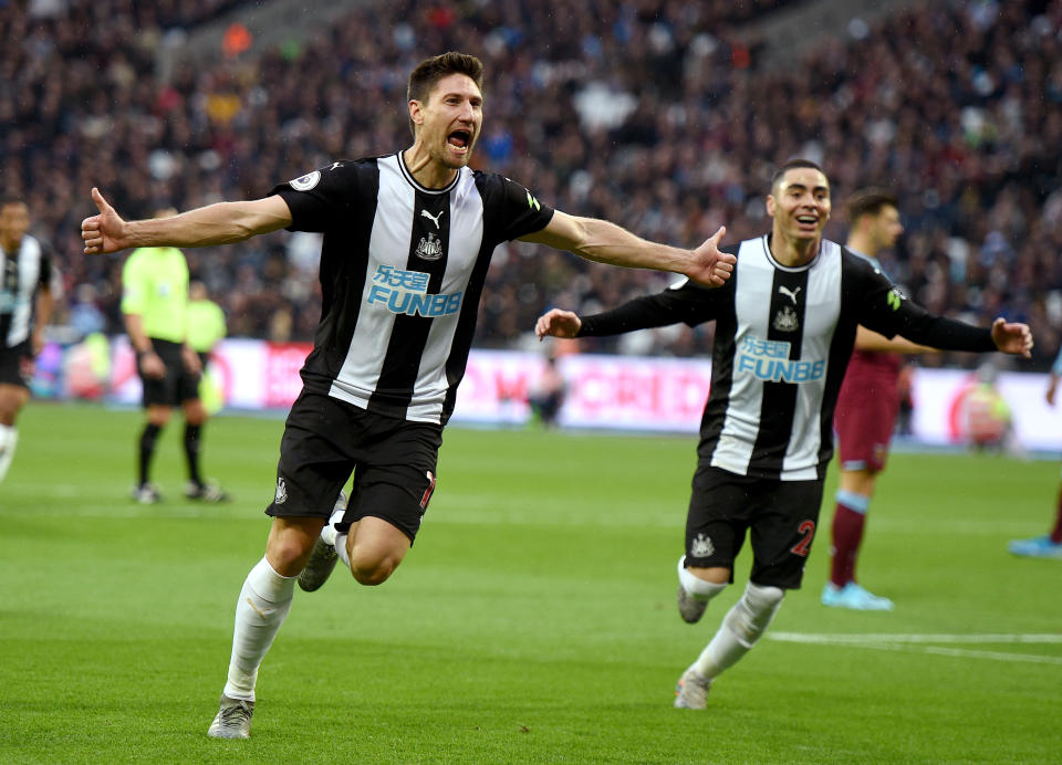 Newcastle United's Federico Fernandez (left) celebrates scoring his side's second goal of the game with teammates during the Premiership match at The London Stadium, London. (Photo by Daniel Hambury/PA Images via Getty Images)