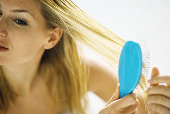 La caída de cabello sería muy usual unos meses después de dar a luz. – Foto: PhotoAlto/John Dowland/Getty Images