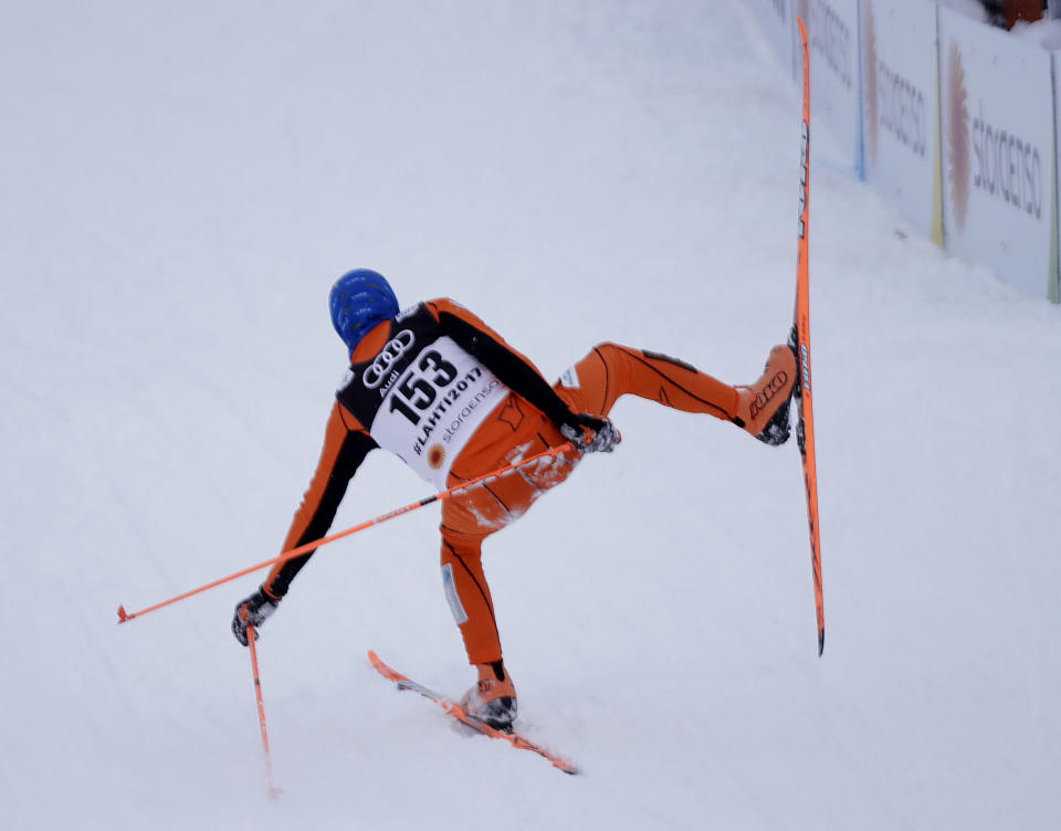 El venezolano Adrián Solano participa en la ronda clasificatoria de la competencia de esquí a campo traviesa en el campeonato mundial 2017 en Lahti, Finlandia, el jueves 23 de febrero de 2017. (AP Foto/Matthias Schrader)