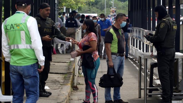 Personas presentan su documentación en la frontera entre Venezuela y Colombia