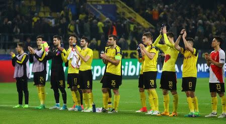 Foto del miércoles de los futbolistas del Borussia Dortmund saludando a sus hinchas tras caer ante el Mónaco. 12/4/17. El juvenil Kylian Mbappe marcó dos goles el miércoles para darle al Mónaco una victoria 3-2 como visitante sobre Borussia Dortmund por los cuartos de final de la Liga de Campeones, un partido pospuesto en la jornada previa por un ataque con explosivos contra el bus del equipo alemán. Reuters / Kai Pfaffenbach