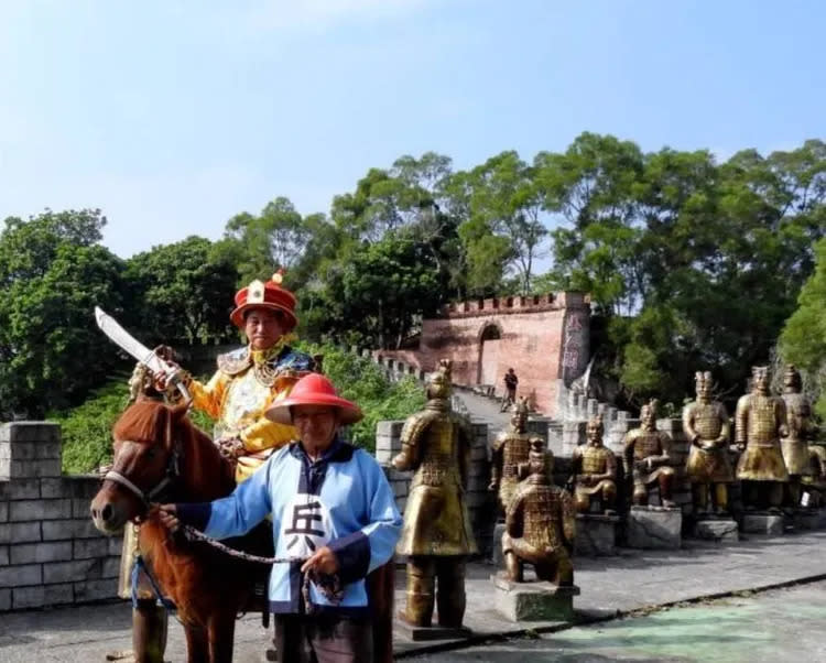 穿龍袍遊長城看兵馬俑，是園區特色之一。林務局長提供