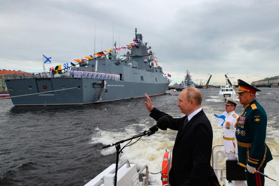 El presidente Putin pasa revista a los buques de guerra antes de un desfile naval en San Petersburgo el verano pasado (Sputnik)