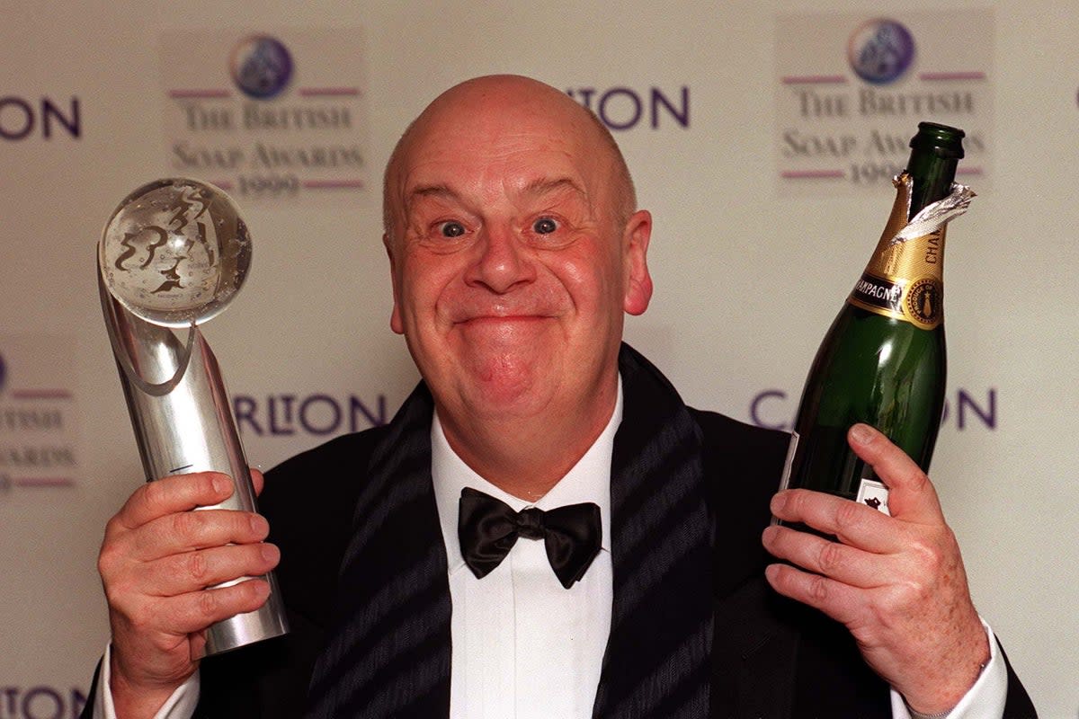 John Savident celebrating Coronation Street winning best soap at the British Soap Awards in 1999 (PA Wire)