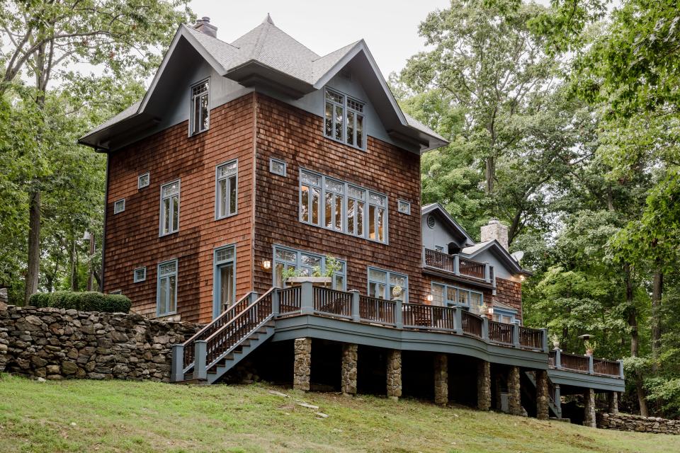 The Shingle-style home was built in 1986, but the addition on the right-hand side was added 10 years later. The trim of the home is Benjamin Moore’s Hamilton Blue.