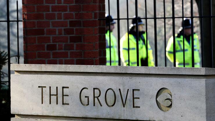 Polizisten patrouillieren vor dem „The Grove Hotel“ in Watford bei London. Am 3. und 4. Dezember findet dort der Nato-Gipfel statt. Foto: dpa