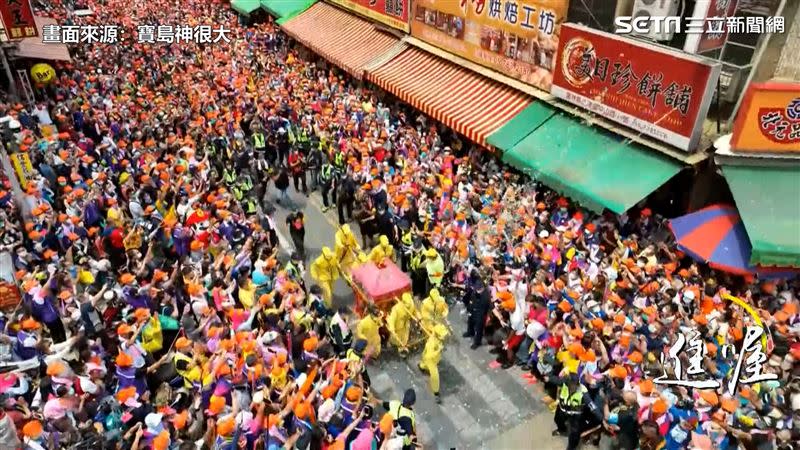 信眾見到白沙屯媽祖抵達北港朝天宮，萬人夾道高喊「進喔！進喔」。（畫面來源／寶島神很大）